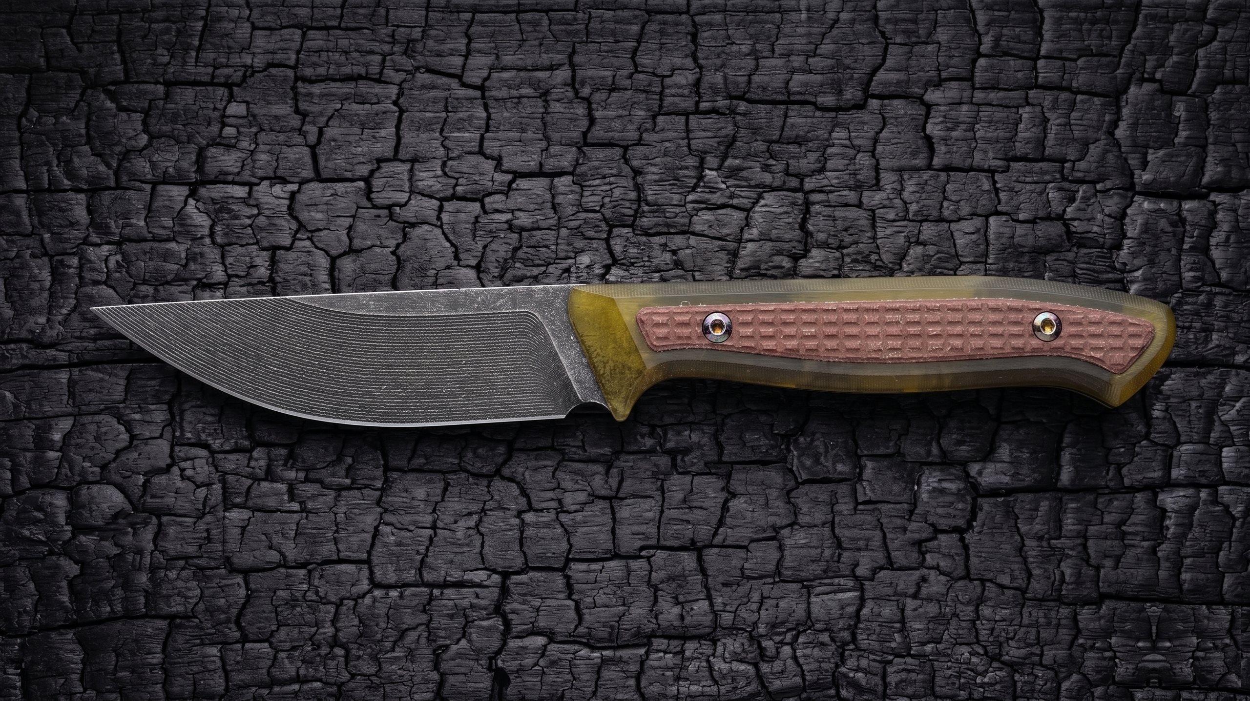 Supporter EDC-Messer mit bernsteinfarbenem Ultem-Griff und Micarta-Einlage auf verkohltem Holz
